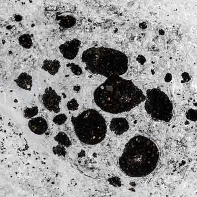 Struktur im ewigen Eis - Schwarzer Sand des Diamond Beach